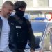 Me pranga në duar dhe i buzëqeshur, momenti kur Safet Bajri mbërrin në Drejtorinë e Policisë
