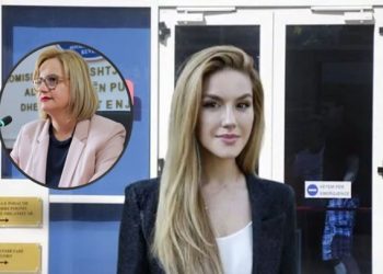 FOTO/ Klotilda Bushka rehatohet në zyrën e Ajola Xoxës si në shtëpi