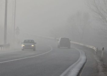 Mjegull e dendur në aksin Korçë-Pogradec, vështirësi në qarkullimin e mjeteve
