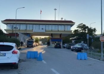 Doganierët në grevë, ndalohet kalimi i mjeteve në pikat kufitare me Greqinë