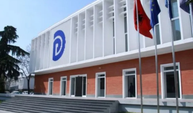 Foto/ Del fleta e votimit të primareve në Durrës