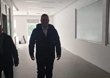 Tedi Blushi takohet me Flamur Nokën në selinë blu