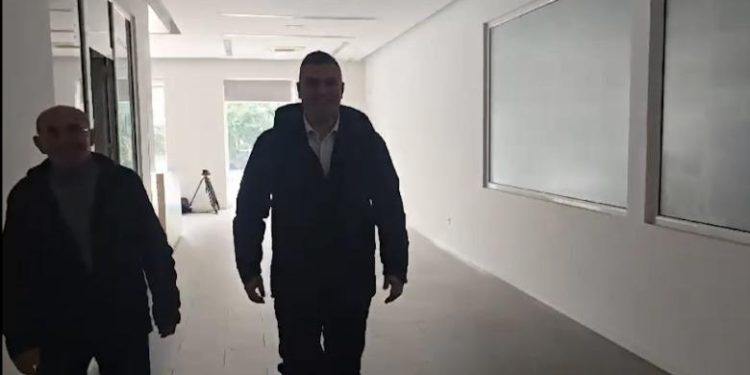Tedi Blushi takohet me Flamur Nokën në selinë blu
