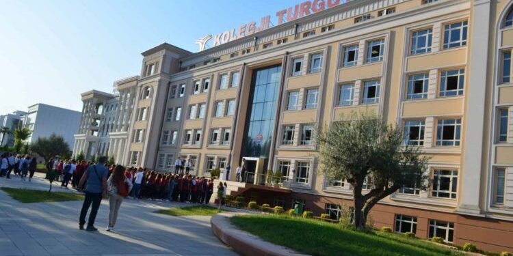 Alarm për bombë në kolegjin Turgut Ozal, evakuohen nxënësit