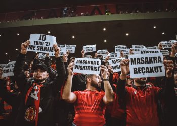 Tifozat Kuq e Zi kundër Euro 2027 me Serbinë: Do t’ju mallkojë historia dhe gjaku i dëshmorëve të rënë për flamur