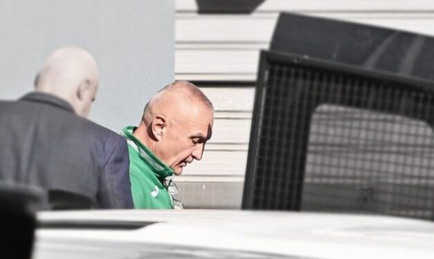 Meta prej muajsh në qeli, Blushi, Haxhinasto, Xhixho dhe Vasili e vizitojnë tek 313-a