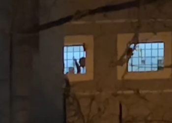 “O Erion, o hajdut”/ Të burgosurit brohorasin nga qelitë e “313-tës” (VIDEO)