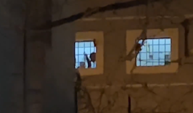“O Erion, o hajdut”/ Të burgosurit brohorasin nga qelitë e “313-tës” (VIDEO)