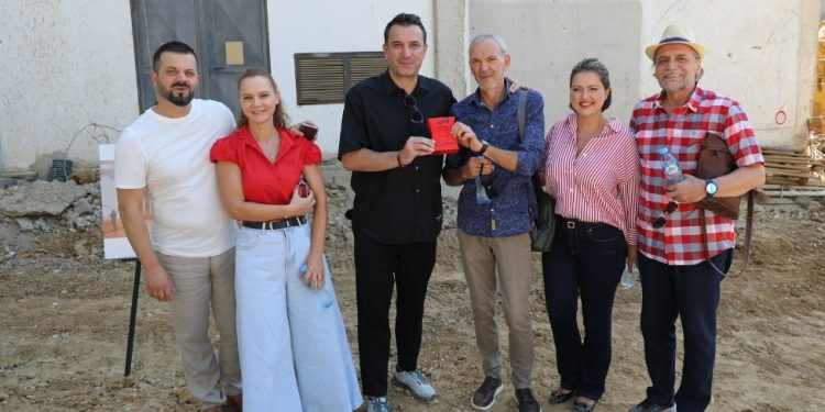 FOTO/ Veliaj i dha Artan Imamit 19 000 euro nga taksat e kryeqytetasve