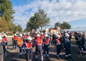 Burrel/ Përgjysmim i pagës dhe shkelje e kontratës, metalurgët në protestë