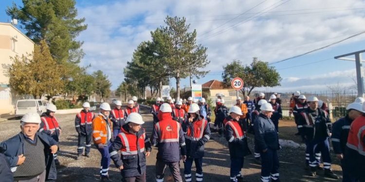 Burrel/ Përgjysmim i pagës dhe shkelje e kontratës, metalurgët në protestë