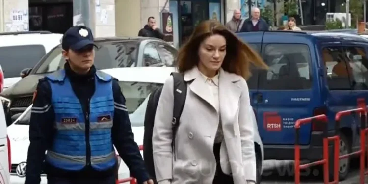 Ajola Xoxa ‘qahet’ në SPAK. Jam vetëm s’ka kush më ndihmon, kujdesem për fëmijën