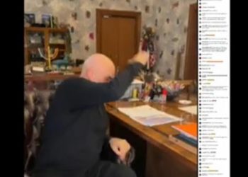 ‘Fu*k You’/ Ramën e lënë nervat, godet tavolinën…(video)