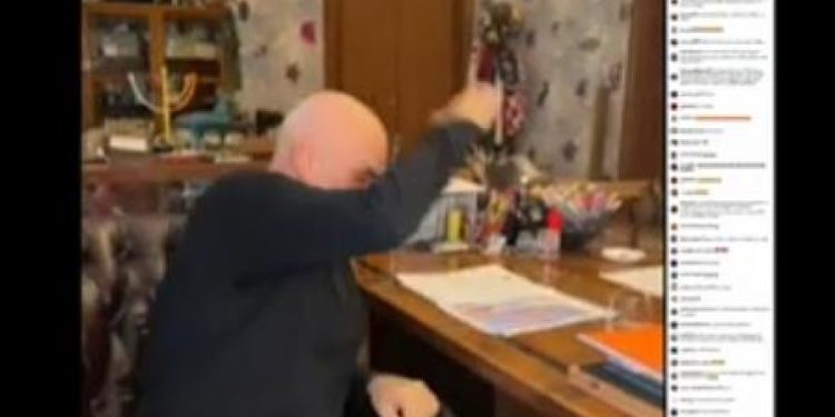 ‘Fu*k You’/ Ramën e lënë nervat, godet tavolinën…(video)
