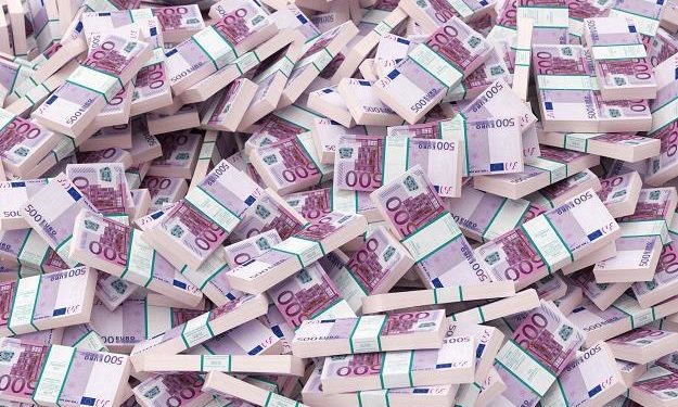 “Lumë” parash “cash”, rreth 4.2 miliardë euro qarkulluan jashtë bankave në 2024
