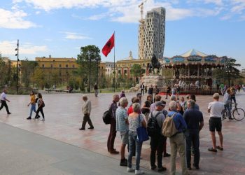 Turistët “braktisin” kryeqytetin, bie 20% konsumi në bare dhe restorantet e Tiranës