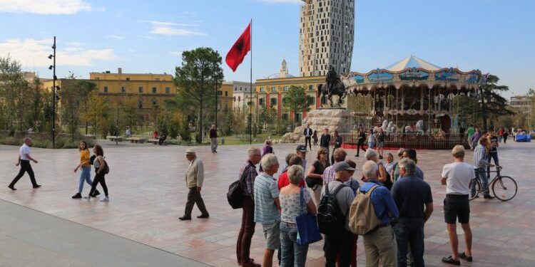 Turistët “braktisin” kryeqytetin, bie 20% konsumi në bare dhe restorantet e Tiranës
