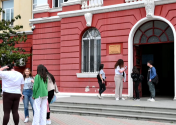 90% e studentëve janë vajza, djemtë zgjedhin të emigrojnë
