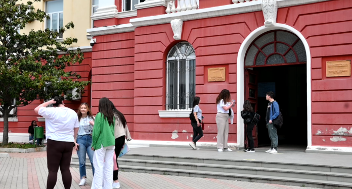 90% e studentëve janë vajza, djemtë zgjedhin të emigrojnë