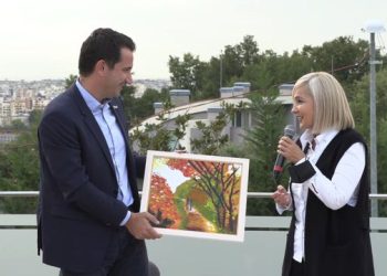 “Jepi lali!” Monika Lubonja merr 18 000 euro në vit nga taksat e qytetarëve të Tiranës