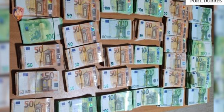 Sekuestrohen 223 mijë euro në Portin e Durrësit, në pranga 36-vjeçari që po i çonte drejt Italisë