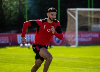 Armando Broja dhe 10 të tjerë, Chelsea nxjerr në shitje gjysmën e ekipit