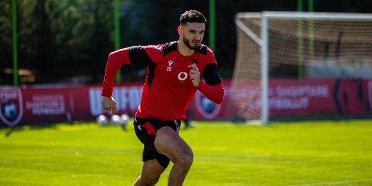Armando Broja dhe 10 të tjerë, Chelsea nxjerr në shitje gjysmën e ekipit