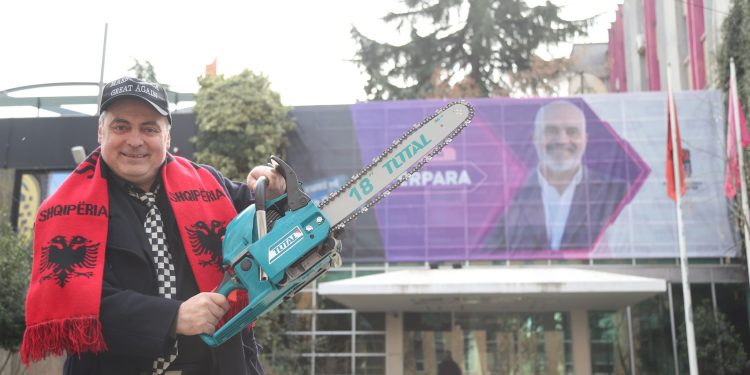 “Lufta midis TKZ-së dhe FSHF-së”, avokati Goxhaj: Solidarizohem me Tifozat Kuq e Zi në luftën kundër FSHF dhe Armand Dukës