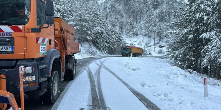 Reshjet e dëborës, ARRSH apel për drejtuesit e mjeteve: Pajisuni me goma dimërore dhe zinxhirë