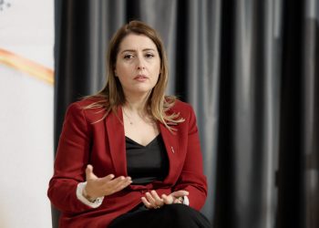 Deputetja kap mat ministren e Arsimit me gabimet logjike dhe drejtshkrimore