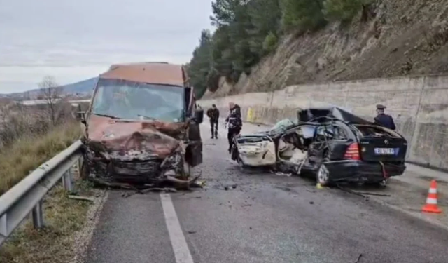 Rëndohet gjendja e tre të plagosurve nga aksidenti në Peqin, nisen drejt Spitalit të Traumës