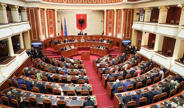 Sot seanca plenare në Kuvend, çfarë parashikon rendi i ditës