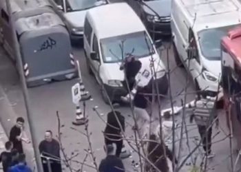 Video/ Sherr me grushte mes nxënësve para shkollës “Sami Frashëri” në Tiranë