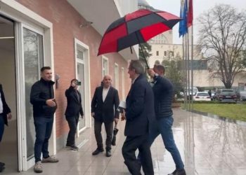 Listat e kandidatëve për zgjedhjet e 11 majit, aleatët shkojnë në selinë blu, pritet zyrtarizmi i emrave