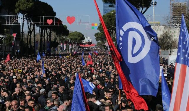 Protesta e opozitës, maska kundra gaz, autobote uji, dhe dyert e Kryeministrisë të blinduara