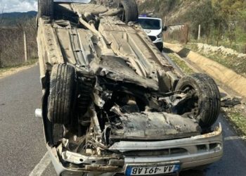 Aksident në Përmet, makina përfundon e përmbysur anash rrugës, plagoset drejtuesi 79-vjeçar