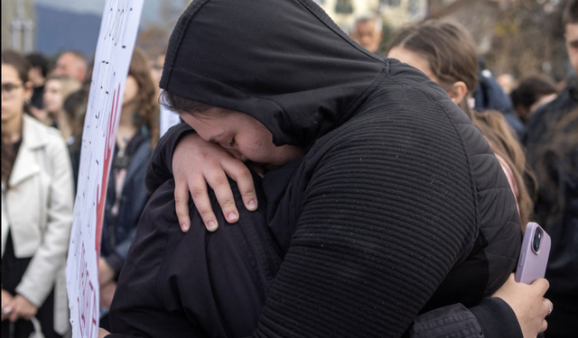 Studentët në Shkup protestojnë për tragjedinë në Koçan, nderojnë viktimat e zjarrit në diskotekë