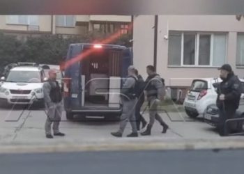 Tragjedia në Koçan, video kur ish-ministri i Ekonomisë shoqërohet me pranga në duar nga policia