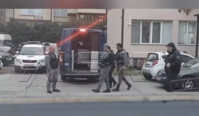 Tragjedia në Koçan, video kur ish-ministri i Ekonomisë shoqërohet me pranga në duar nga policia