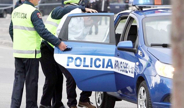 Tiranë/ Policia Rrugore arreston 14 persona dhe vendos mbi 12 mijë gjoba për shkelje rrugore
