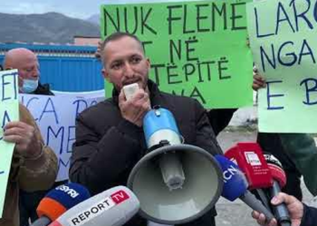 “Mbrojeni shëndetin tonë!”/ Qytetarët protestojnë kundër fabrikës së mbetjeve shtazore në Lezhë