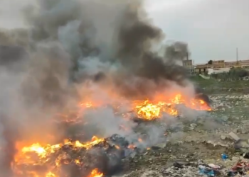 Zjarr në fushën e mbetjeve në Vlorë, rrezikohen disa banesa