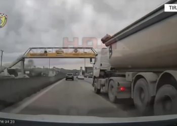 Kreu manovra të rrezikshme në autostradën Durrës-Tiranë, gjobitet drejtuesi i kamionit