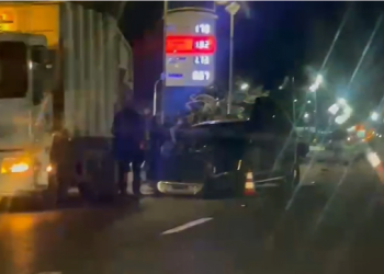 Elbasan/Tentoi të parakalojë, makina humb kontrollin dhe përplaset me kamionin, dy të plagosur