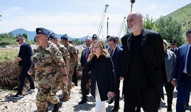 “Të rraskapitur, mosbesues”: Rrugëtimi i një emigranti brenda eksperimentit ‘Rama-Meloni’