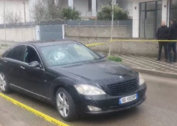 I prenë rrugën dhe e dhunuan, shpallen në kërkim dy autorët e plagosjes së 38-vjeçarit në Kamëz