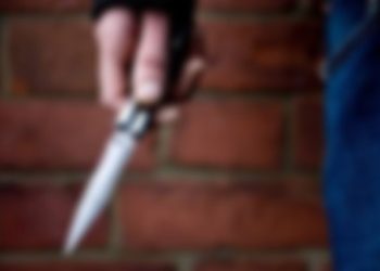 Sherr mes adoleshentësh në Sarandë, plagoset me thikë 17-vjeçari