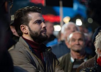 VIDEO/ Muçollari shpërthen në studio, flak tenderat me flamur të kuq përpara syve të deputetes socialiste