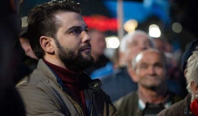 VIDEO/ Muçollari shpërthen në studio, flak tenderat me flamur të kuq përpara syve të deputetes socialiste