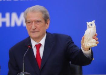Berisha merr me vete bufin në konferencë: Nuk është dhuratë për Edi Ramën